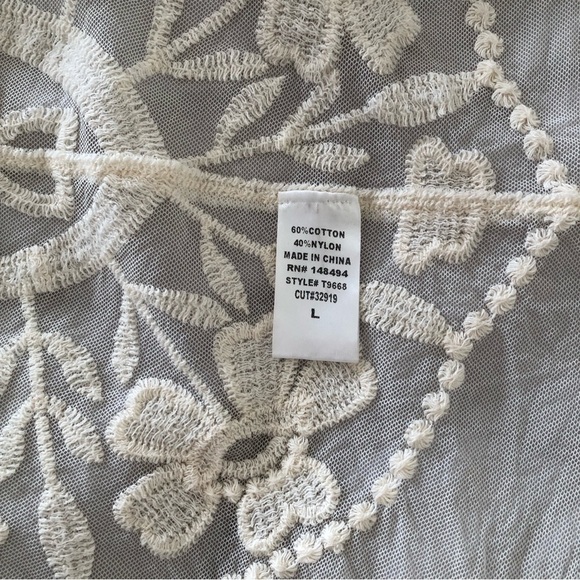 Windsor Ivory Lacey Embroidered Robe - Picture 4 of 12